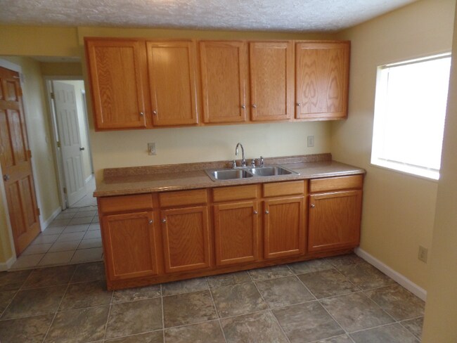 Building Photo - 669 Brown St