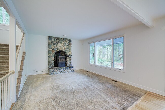 Building Photo - 4bd/3.5ba North Bend Home