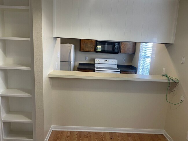 Building Photo - AUGUST PRE-LEASE!  Great 3 bedroom 2 Bathroom Duplex with Small Yard