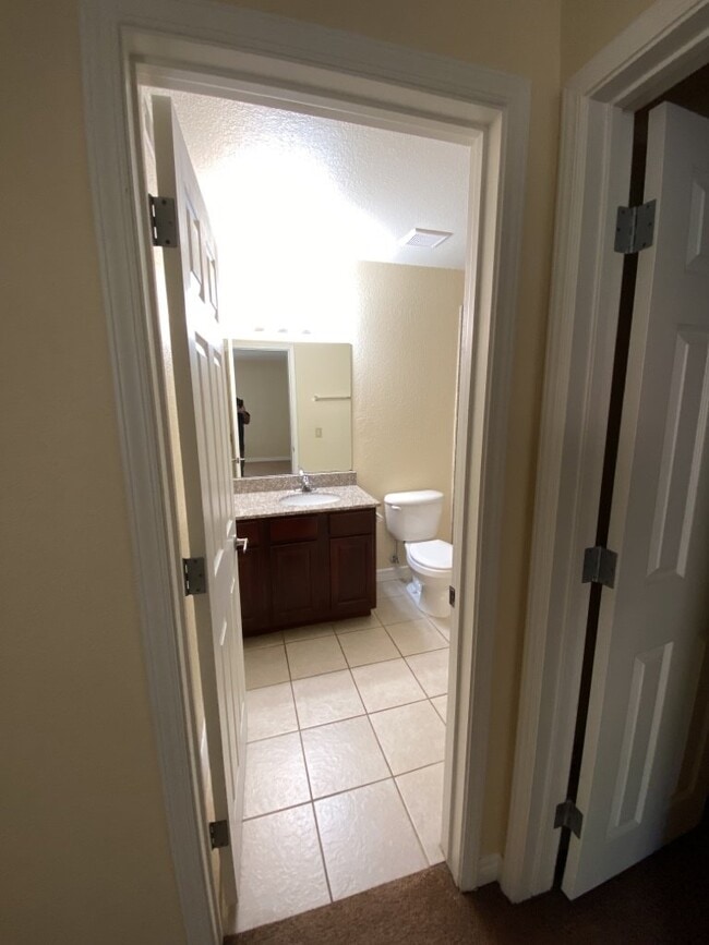 Building Photo - 3 Bedroom 2 bath condo located on second floor.