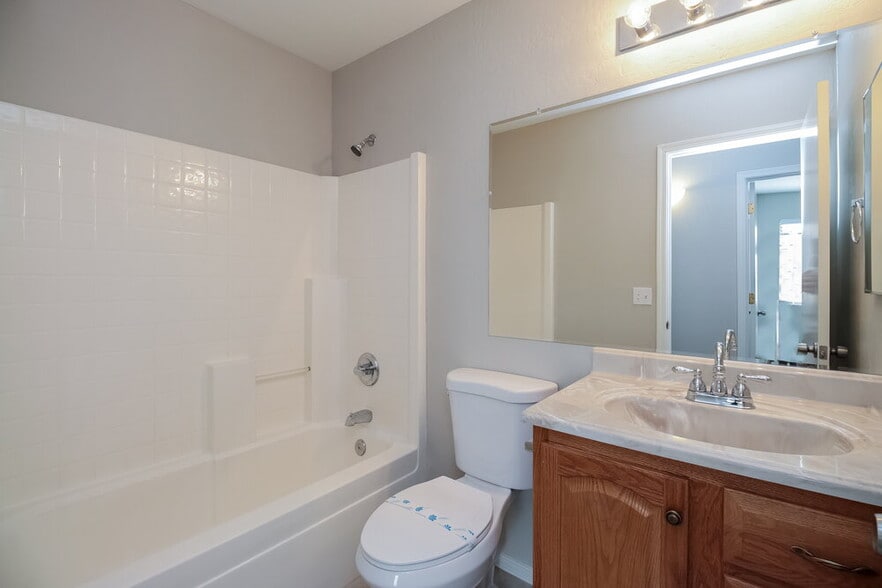 Building Photo - 15843 W Woodlands Ave