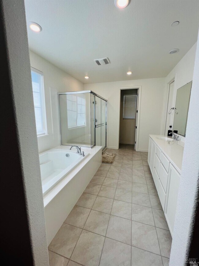 Building Photo - 2451 Lake Club Dr