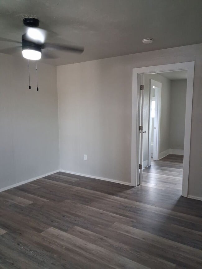 Building Photo - Cute Updated One Bedroom Near Park & Schools!  Pets Welcome!