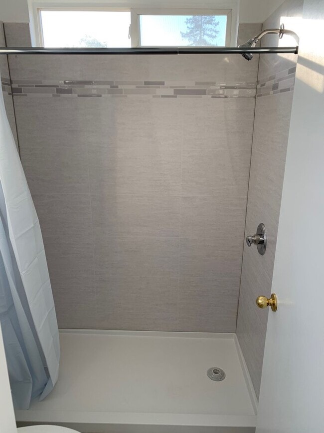 Building Photo - Full remodeled 4 bedroom 3 Bathroom home