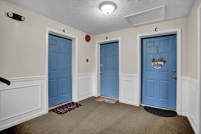 Building Photo - Large 2 Bedroom 2 Bath Ground Floor Condo ...