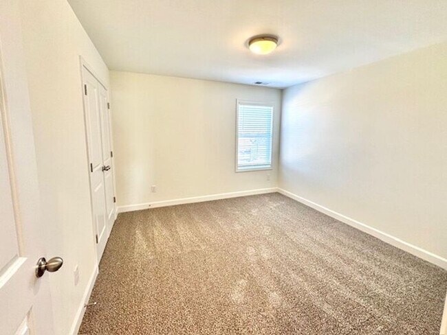 Building Photo - Now Leasing a 4-bedroom 25 bath home in Oakland.