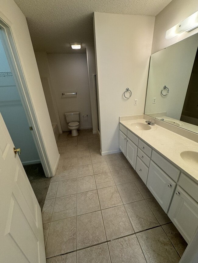 Building Photo - Move In READY! 2 bed 2 Bath with Garage! C...