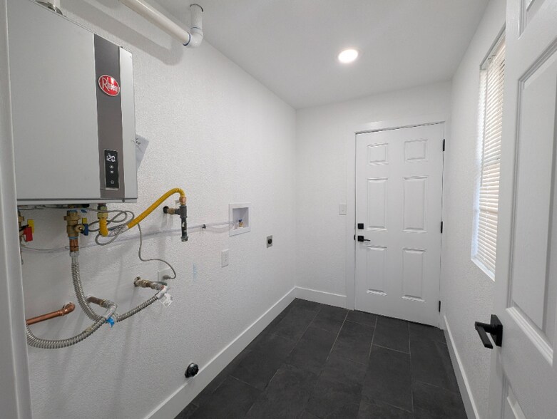 Building Photo - 1626 Bridge St