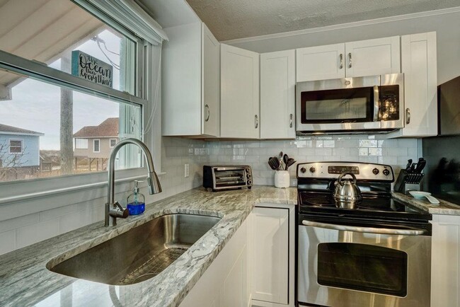 Building Photo - FURNISHED OFF-SEASON MONTHLY RENTAL-STARTI...