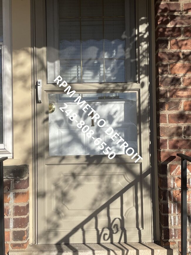 Building Photo - Move in Ready Brick Condo in Dearborn.