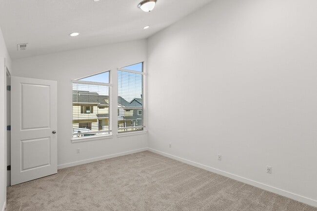 Building Photo - Pleasant Valley Villages 3 Bedroom Townhome with Community Center