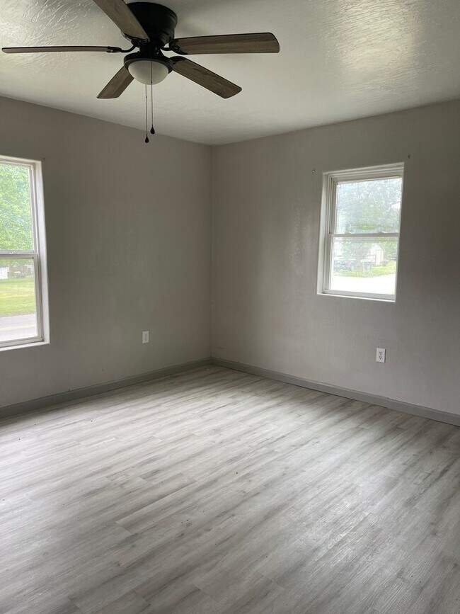 Building Photo - 3 Bedroom Home - Exeter