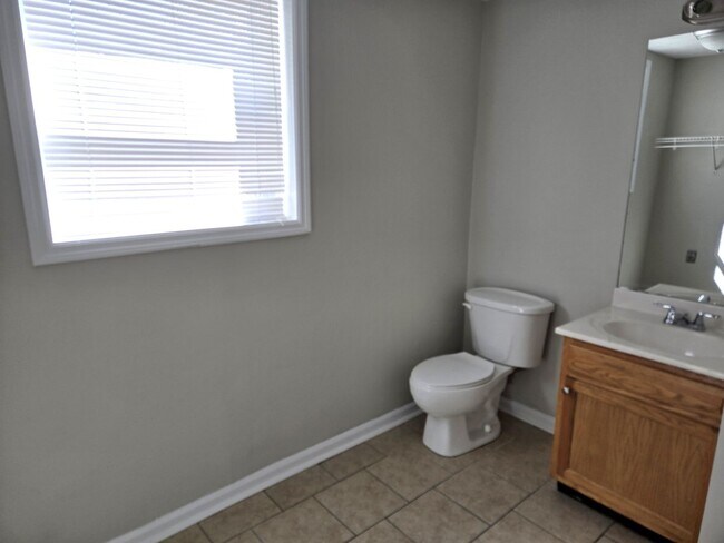 Building Photo - Spacious Split Level In Gainesway   20260501