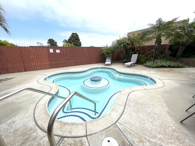 Building Photo - Updated 2 bedroom split level townhome