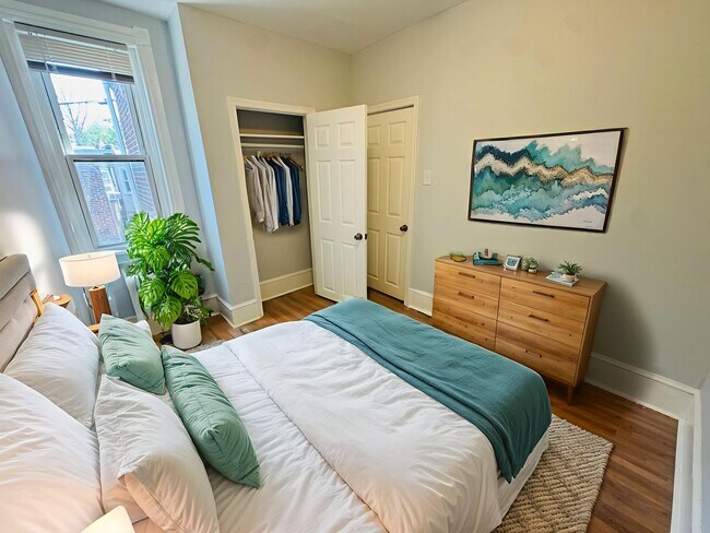 Building Photo - Renovated 3bd/1bth House with Rear yard!! ...