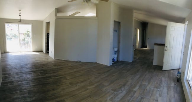 Building Photo - 3/2 Home- 1,700 sq.' w/ Expansive Open Floor Concept