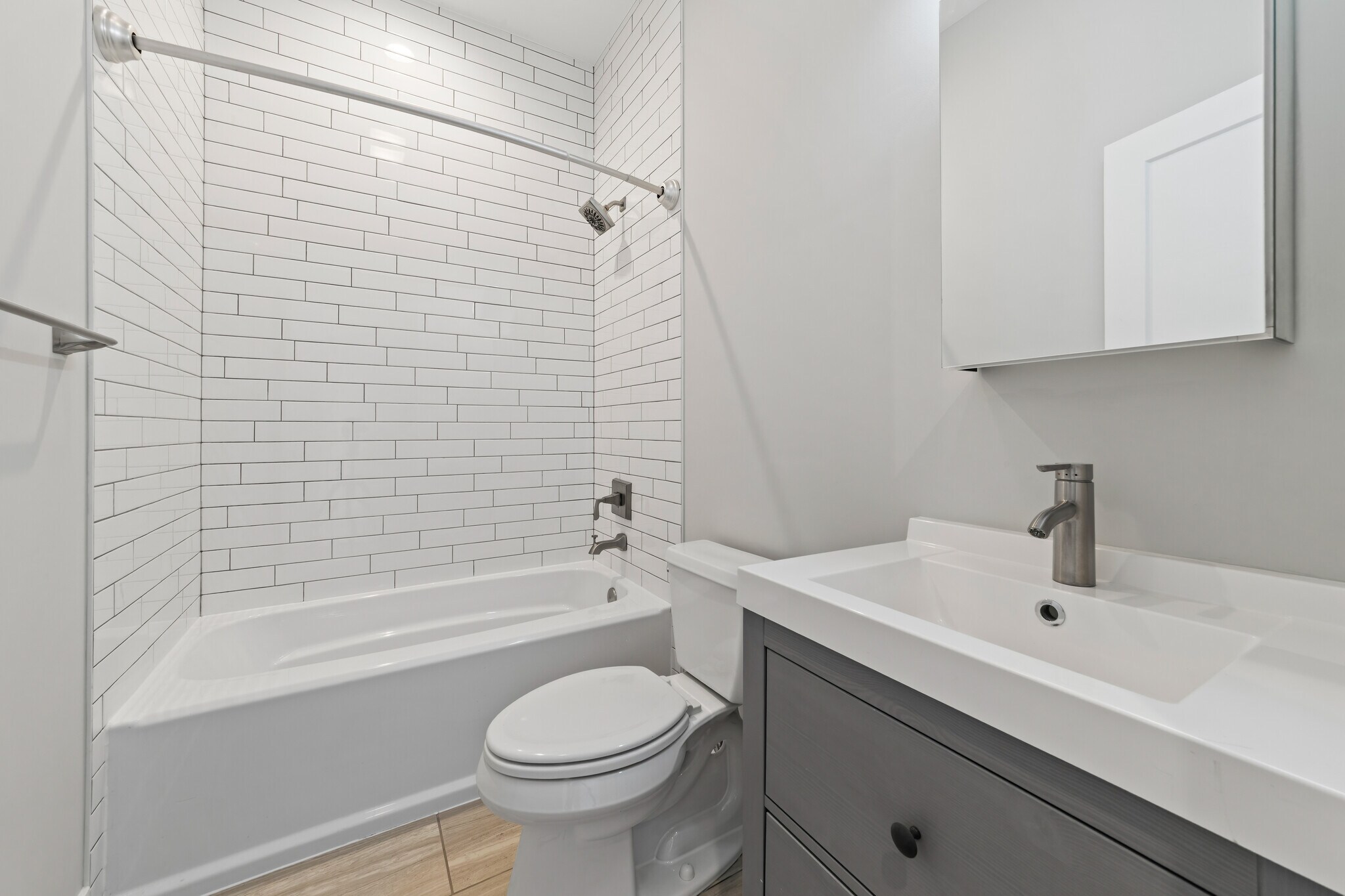 Building Photo - 1472 W Summerdale Ave