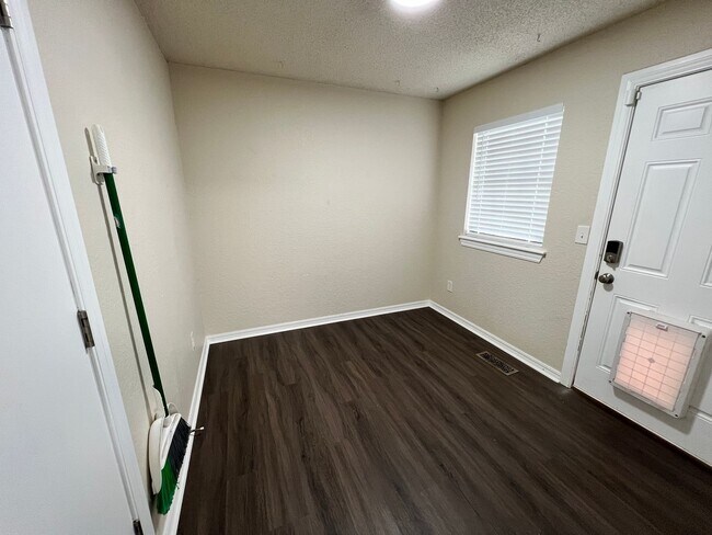 Building Photo - Spacious 4 bed 2.5 bath in Union Schools