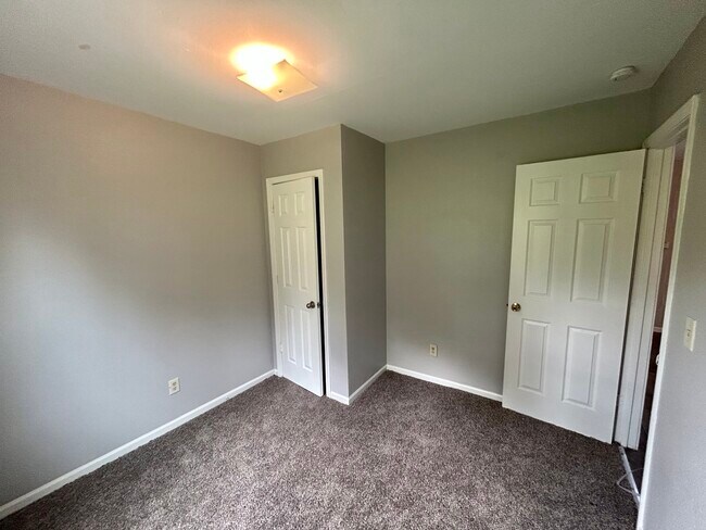 Building Photo - 8255 Lakeview Dr