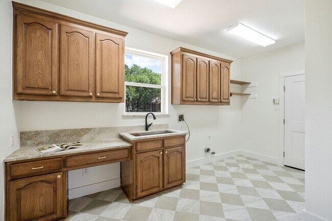 Building Photo - 890 Topaz Ln