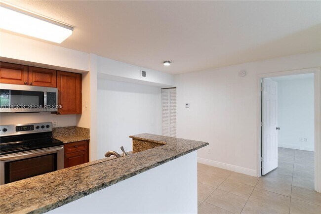 Building Photo - 875 Riverside Dr
