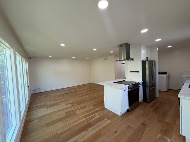Building Photo - LEAFWOOD CIRCLE