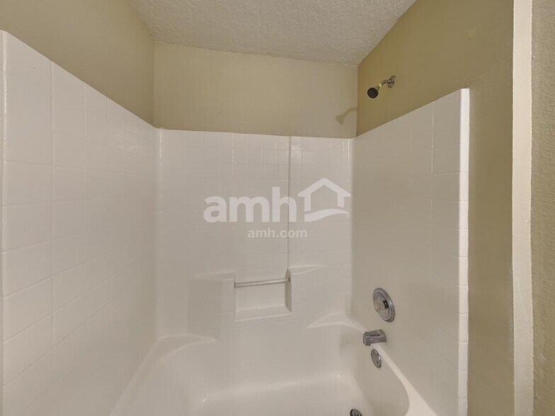 Building Photo - 1072 Bluegrass Dr