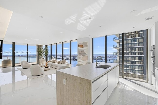 Building Photo - 700 NE 24th St