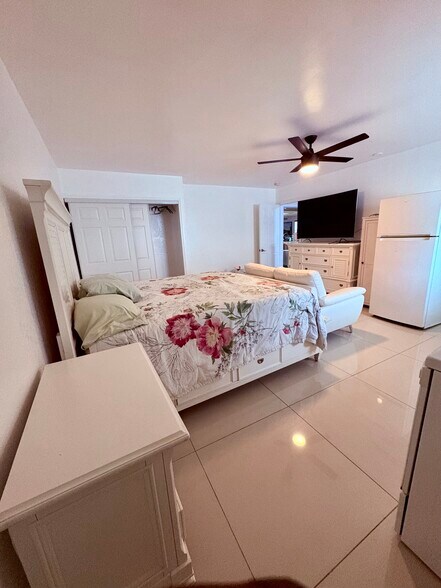 Building Photo - 8505 Southampton Dr