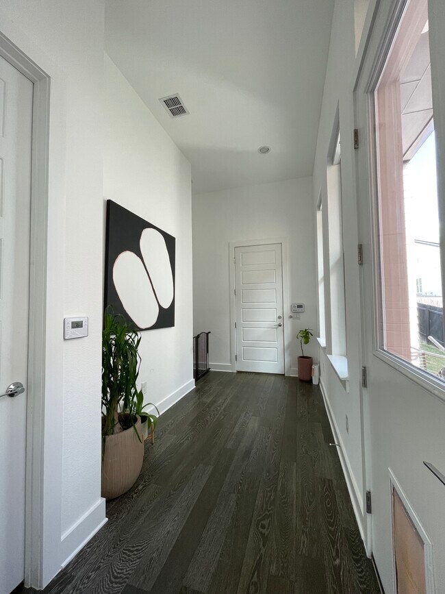 Building Photo - 6013 Florencia Ln