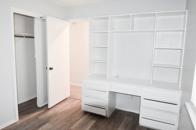 Building Photo - 4908 Oak Blf