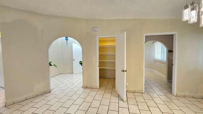 Building Photo - OLE9610