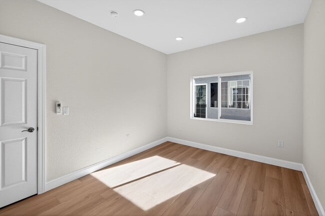 Building Photo - 8090 Flanders Dr