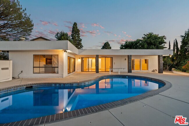Building Photo - 3329 Dona Rosa Dr
