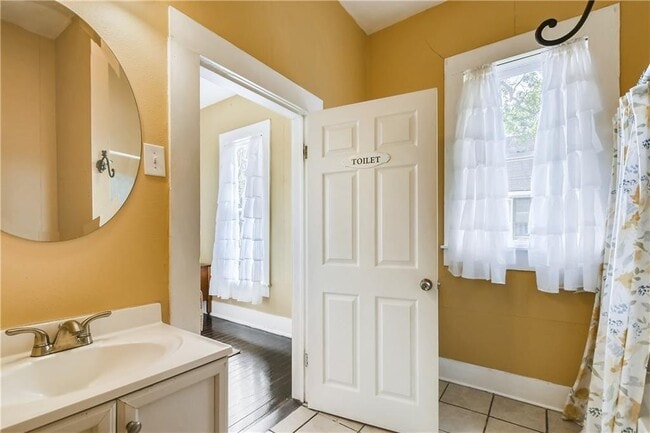 Building Photo - 1319 Davis St