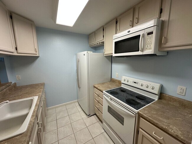 Building Photo - End Unit Townhouse for Rent