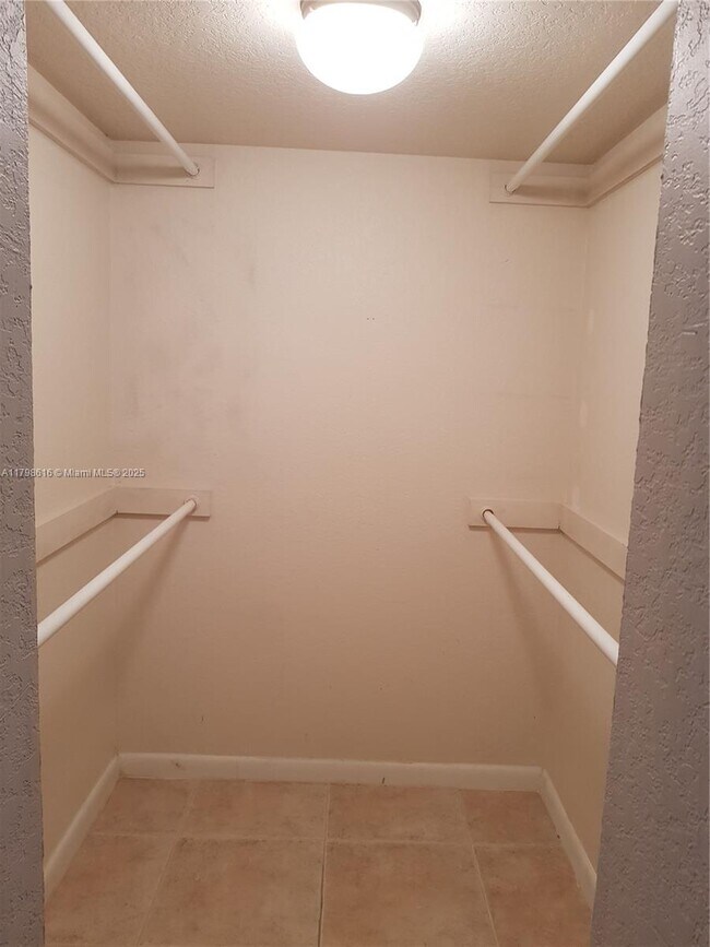 Building Photo - 509 Gardens Dr