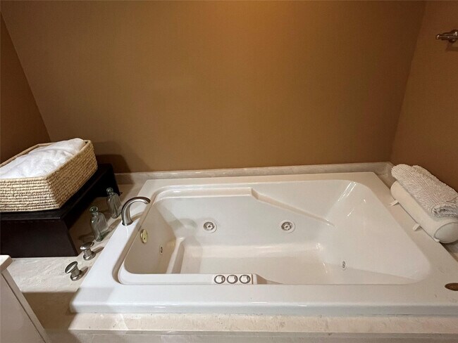 Building Photo - 16500 Collins Ave