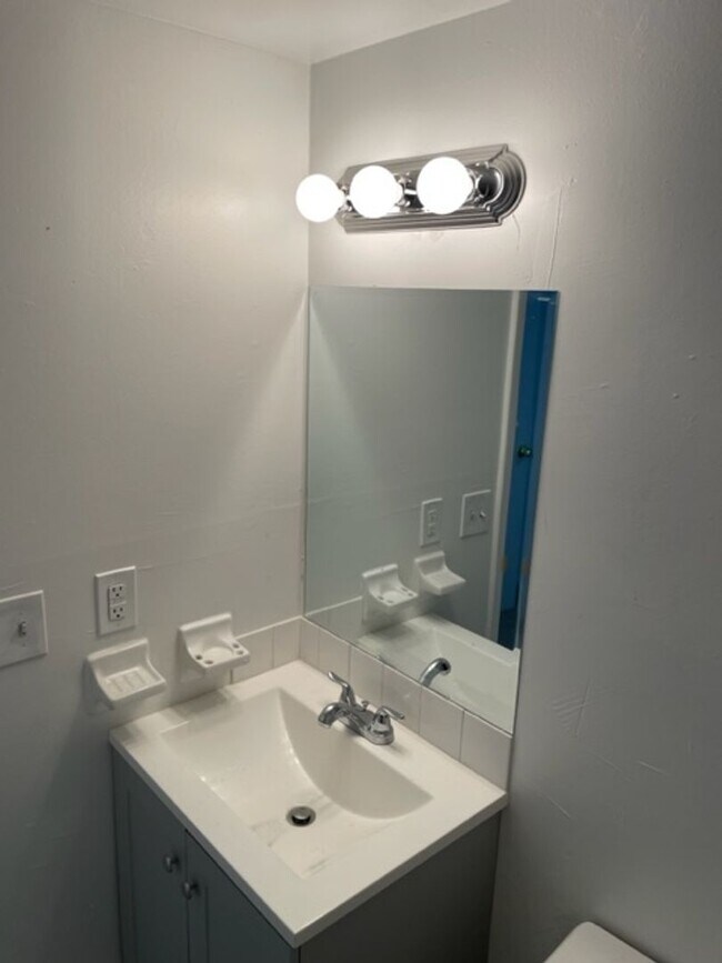 Building Photo - Large One Bedroom Condo