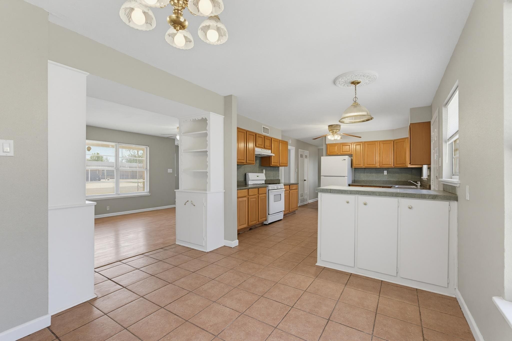 Building Photo - 618 S La Salle Dr