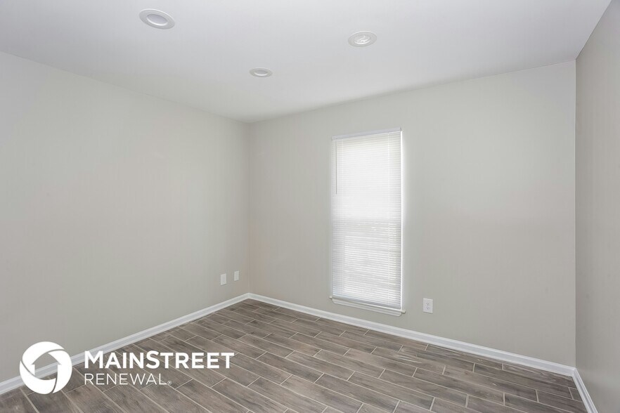 Building Photo - 10026 Topeka Dr