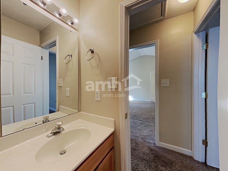 Building Photo - 2208 Thorn Crest Dr