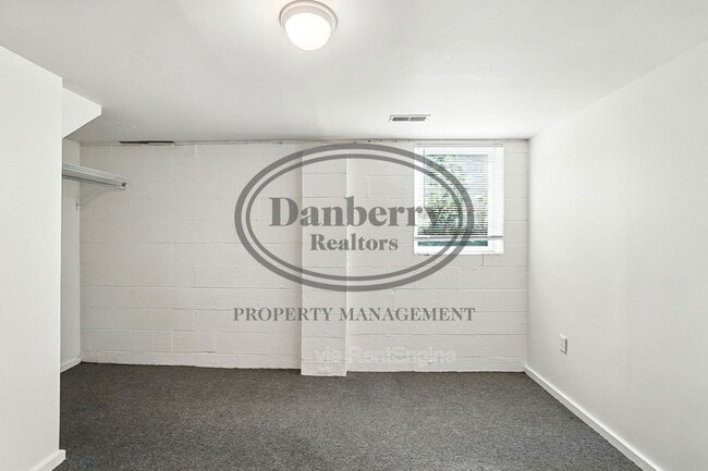 Building Photo - 1126 Searles Rd