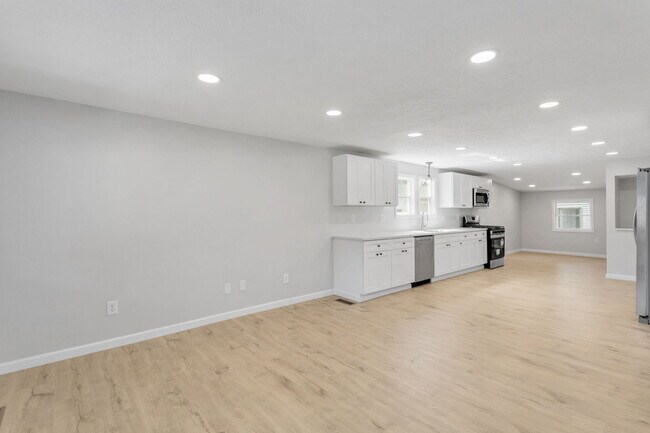 Building Photo - 57025 Greenlawn Ave