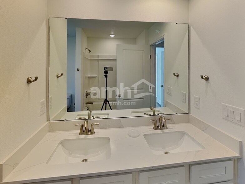 Building Photo - 16536 Cheyanne Ct