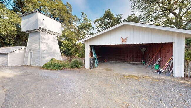 Building Photo - Bright Country Three Bedroom One Bathroom ...
