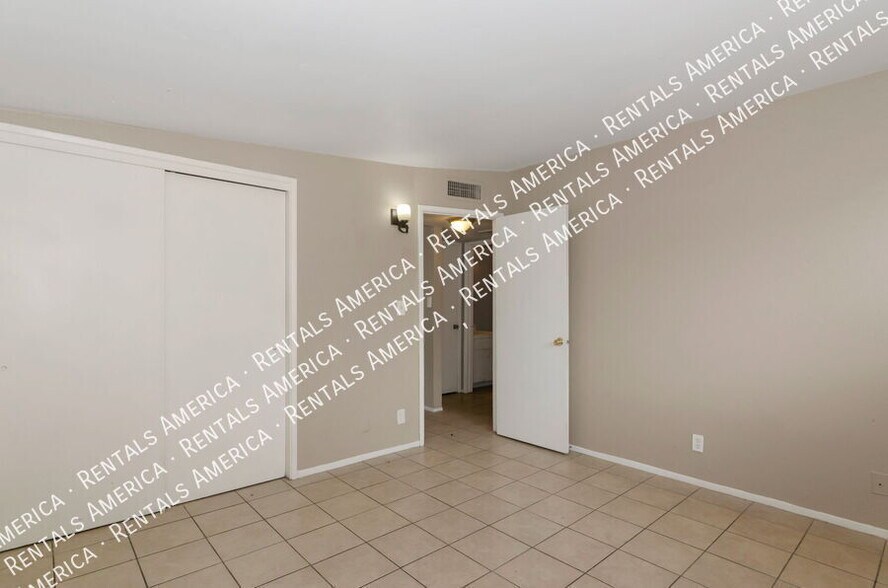 Building Photo - 404 E Yavapai Rd