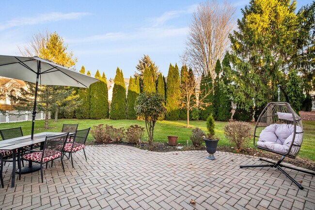 Building Photo - 142 N Dixon Dr