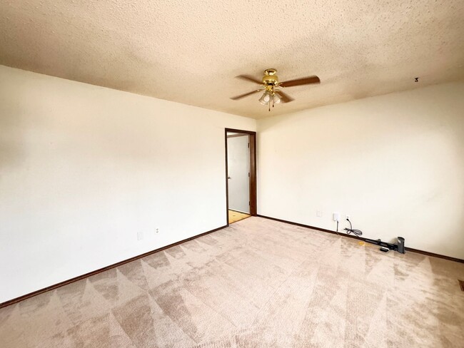 Building Photo - 3 bed 1 bath, Small Town Living!