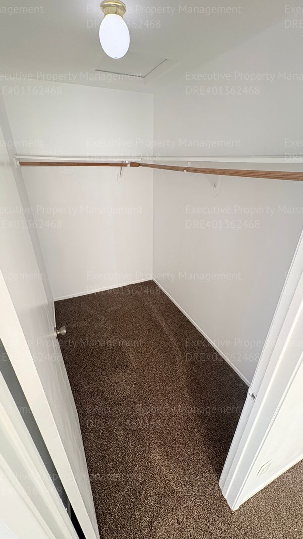 Building Photo - 4 bedroom 2 bathroom home located near S. H St/ Berkshire Rd